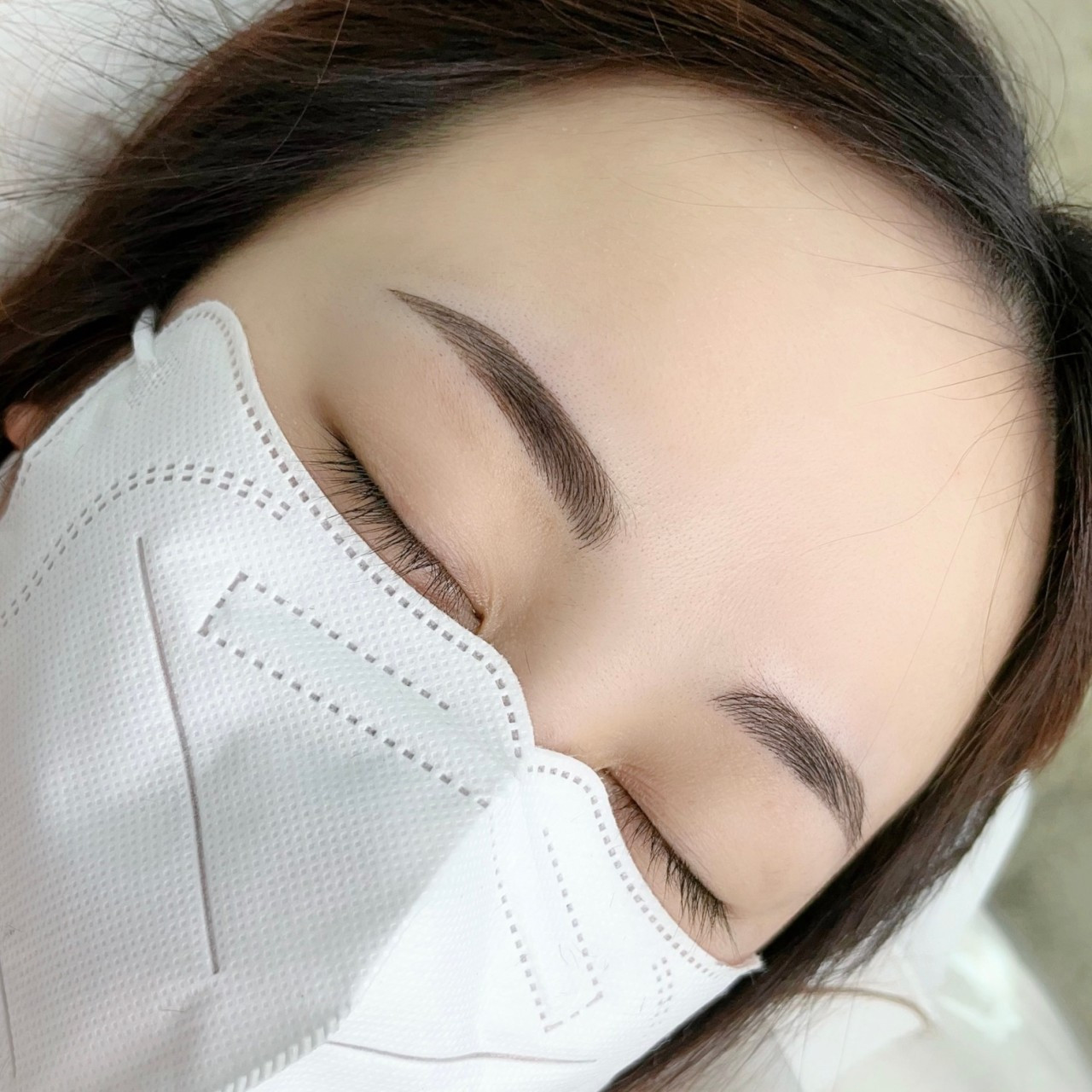 채우다눈썹