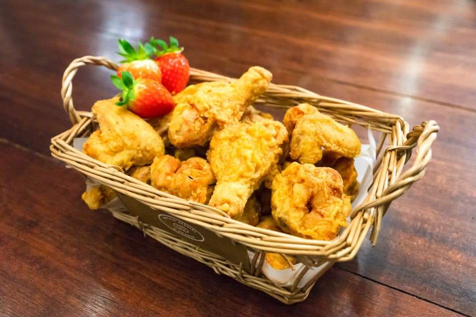 엄마산딸기치킨&카페
